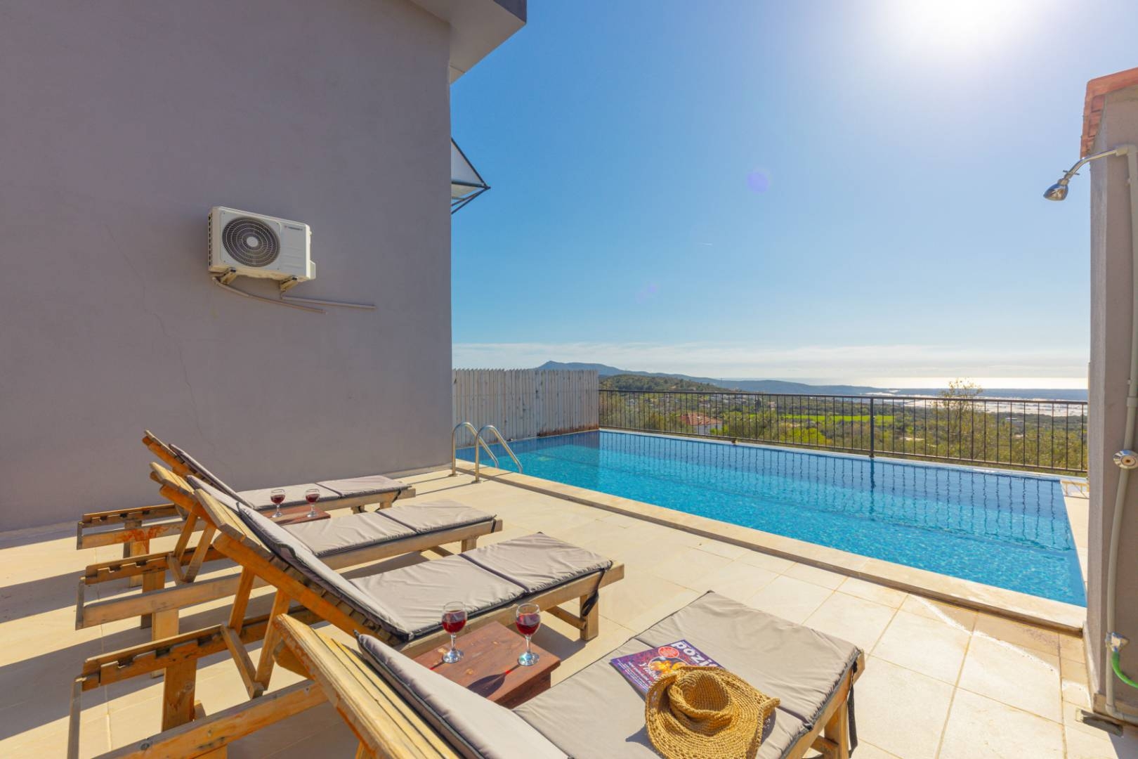 Kaş Üzümlü'de Yemyeşil Doğa Manzaralı, Özel Havuzlu, Modern Villa