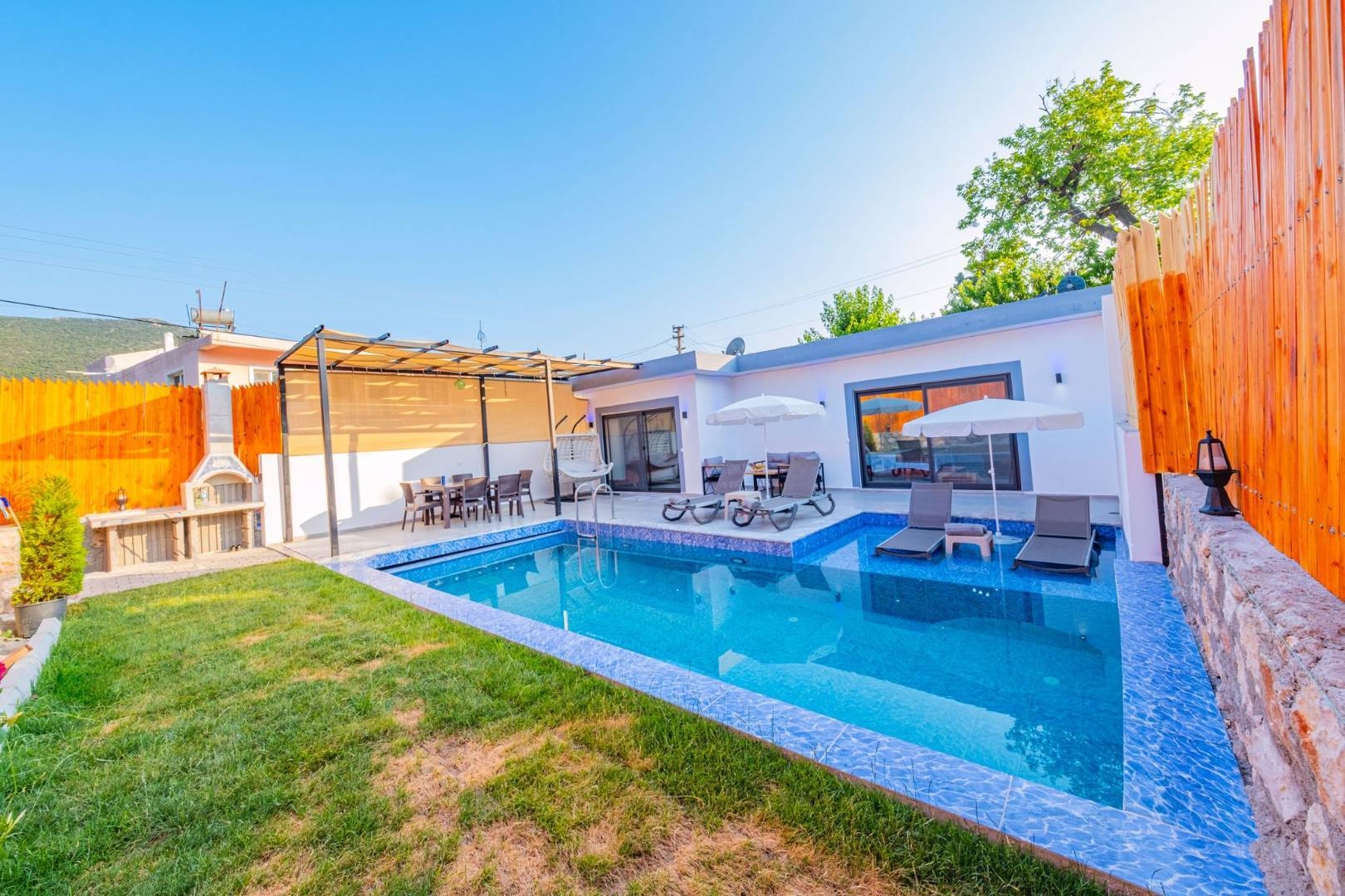 Kaş Yeşilköy'de Yeşillikler İçerisinde, Özel Havuzlu, Jakuzili Villa