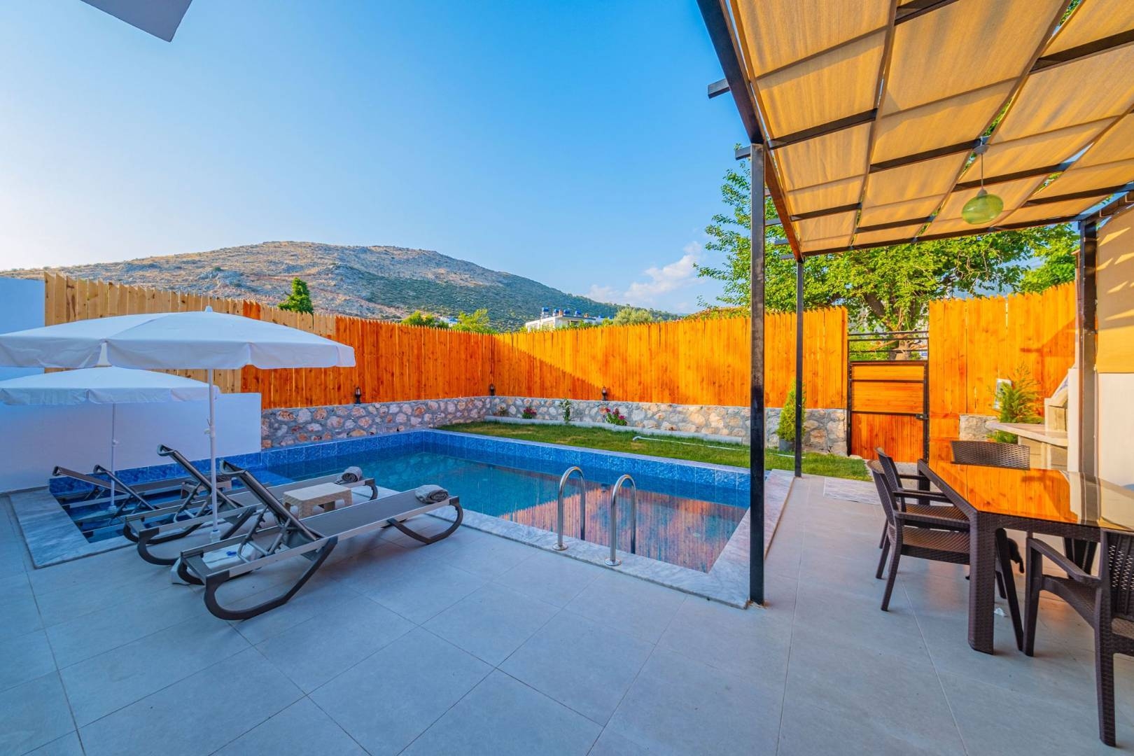 Kaş Yeşilköy'de Yeşillikler İçerisinde, Özel Havuzlu, Jakuzili Villa