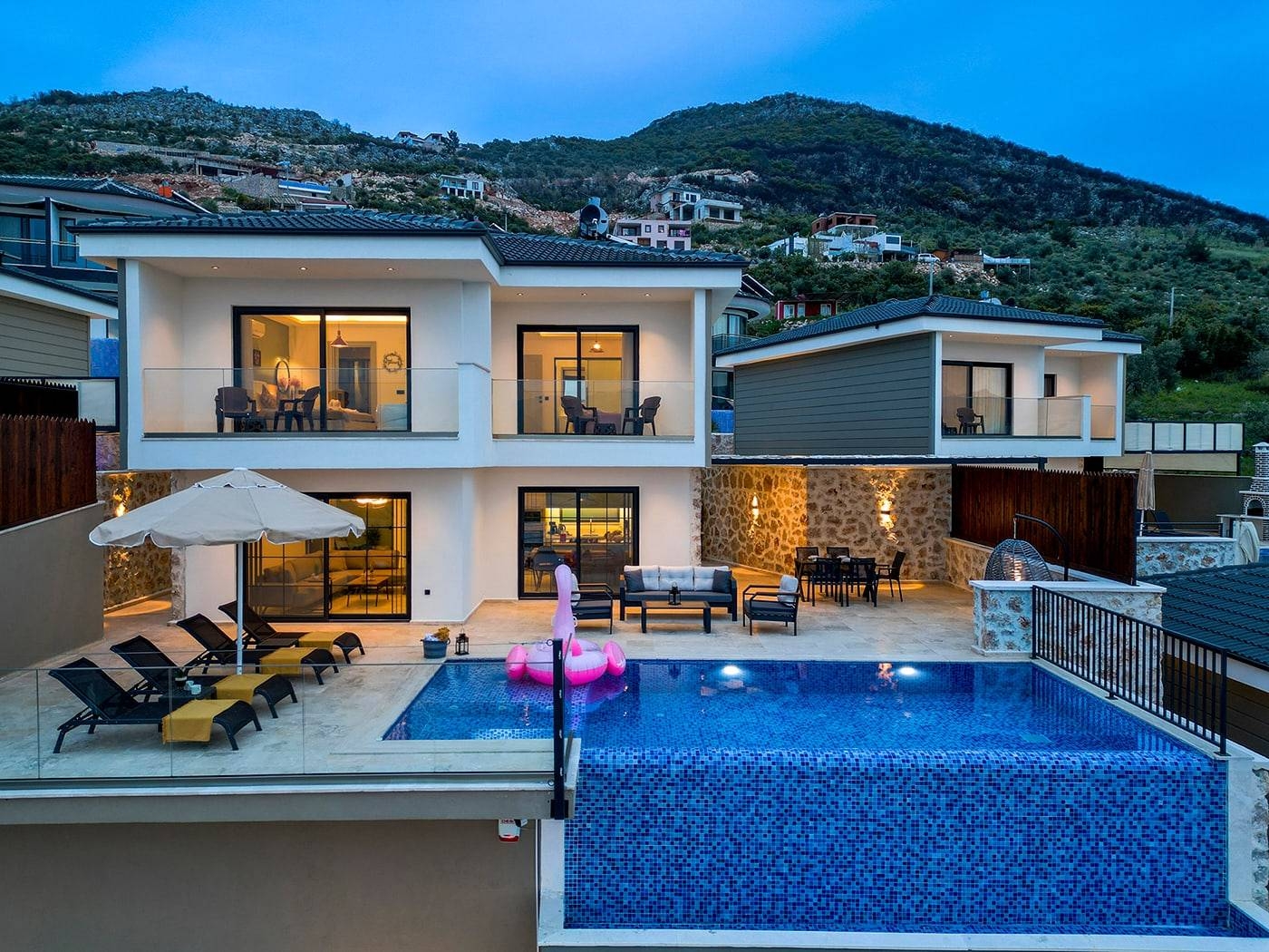 Kaş Yeşilköy'de Doğa Manzaralı, Özel Havuzlu, Bol Olanaklı Villa