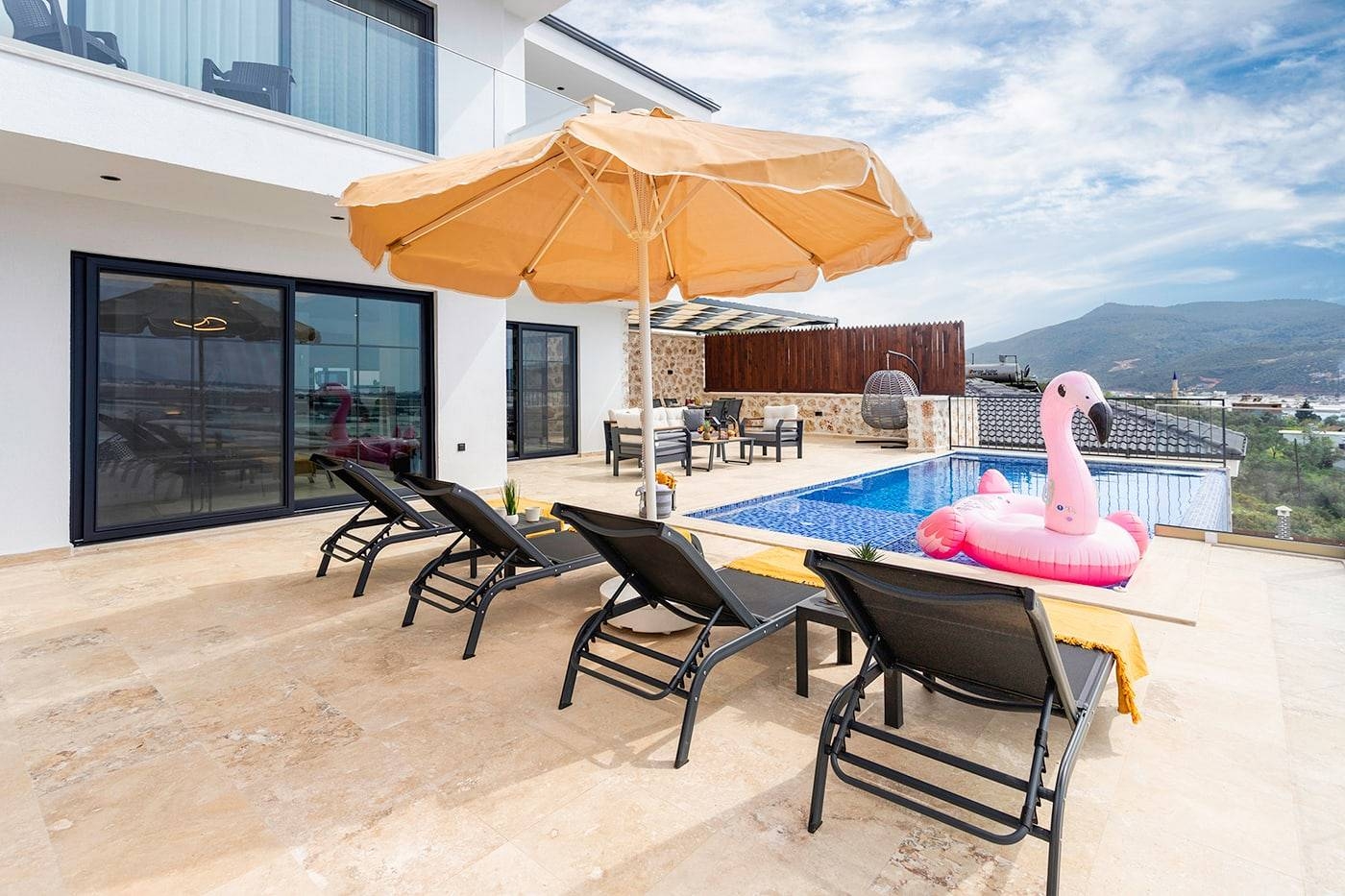 Kaş Yeşilköy'de Doğa Manzaralı, Özel Havuzlu, Bol Olanaklı Villa