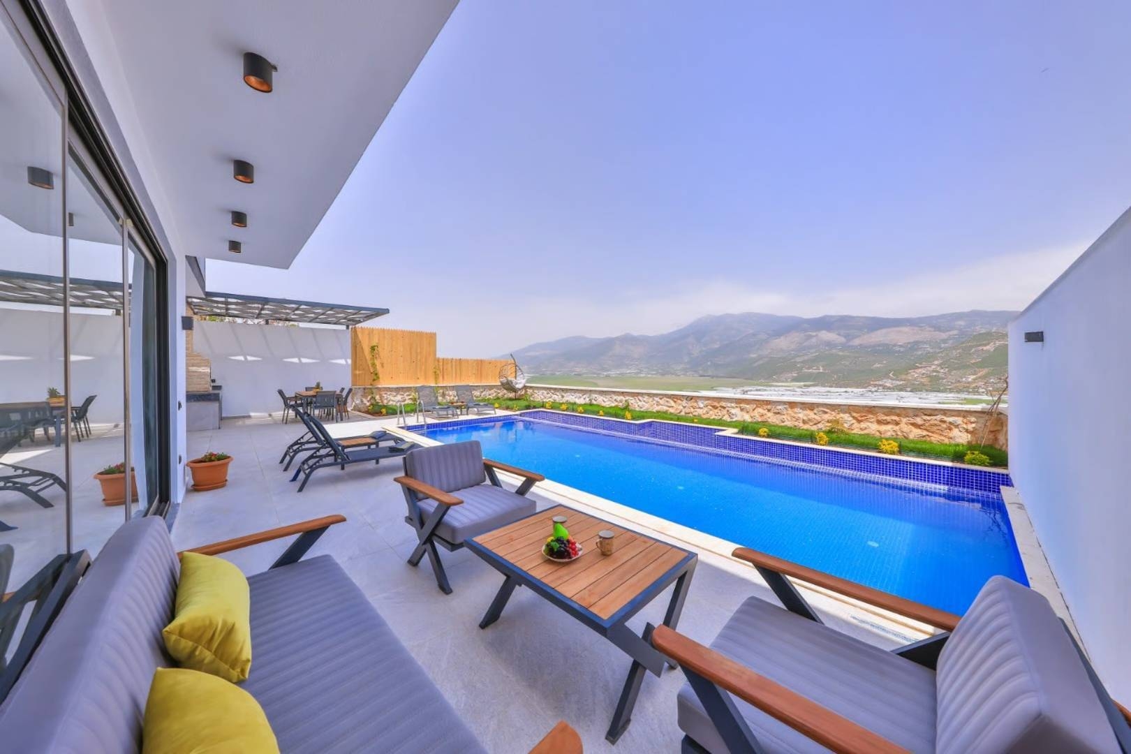 Kaş Yeşilköy'de Doğa Manzaralı, Özel Havuzlu, Konforlu Villa