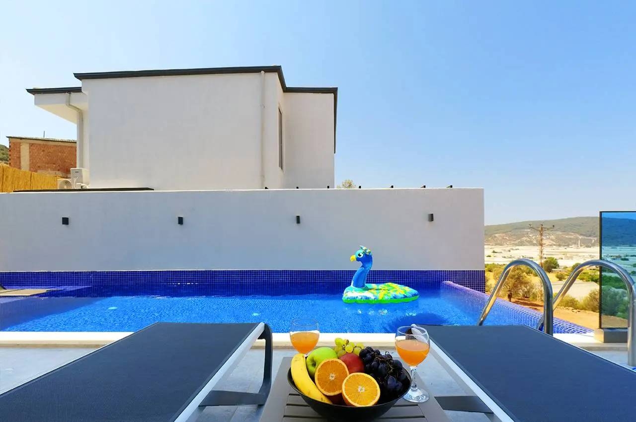 Kaş Yeşilköy'de Doğayla İç İçe, Özel Havuzlu, Konforlu Villa