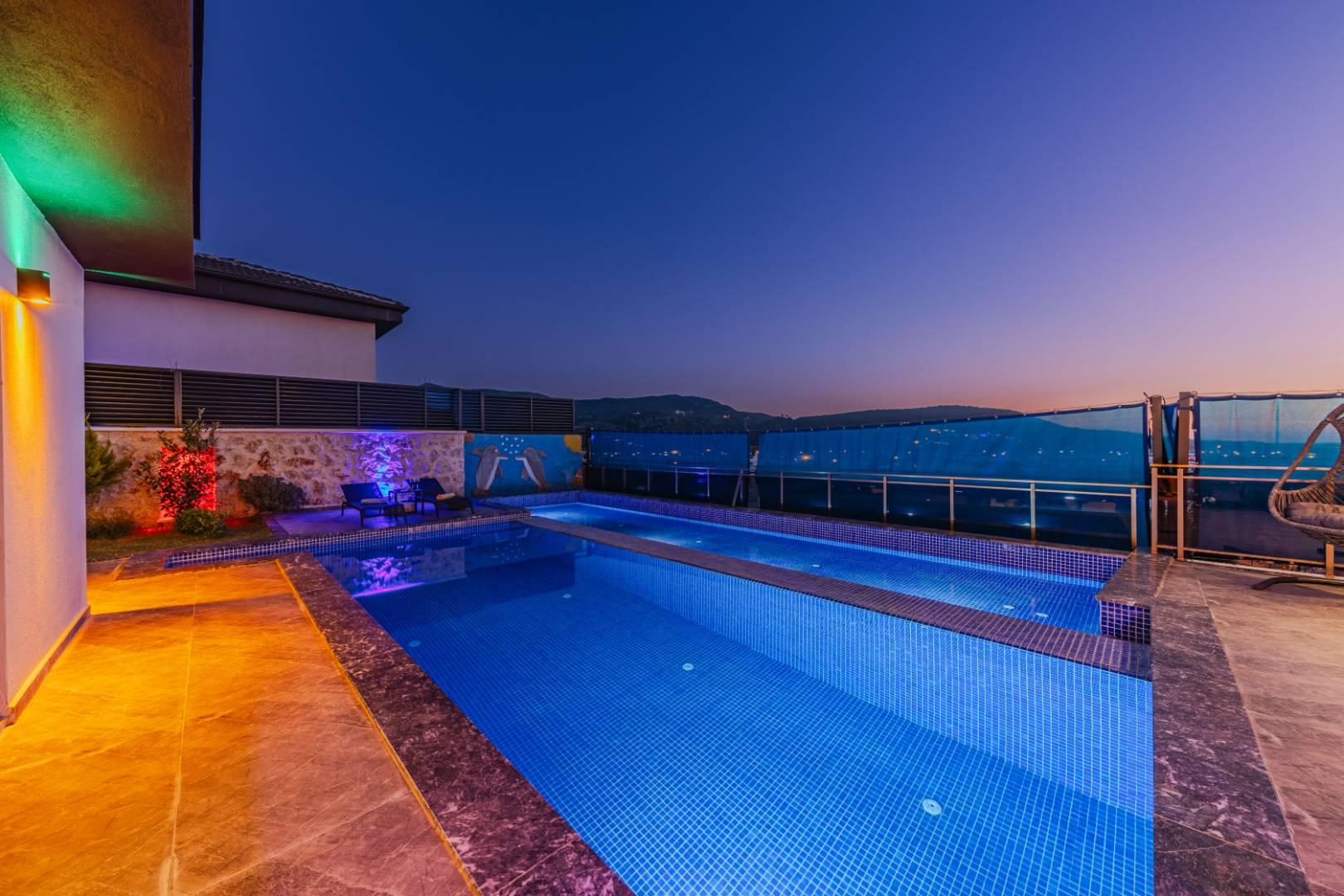 Kaş Yeşilköy'de Lüks Tasarımlı, Yetişkin ve Çocuk Havuzlu, Şık Villa-41179