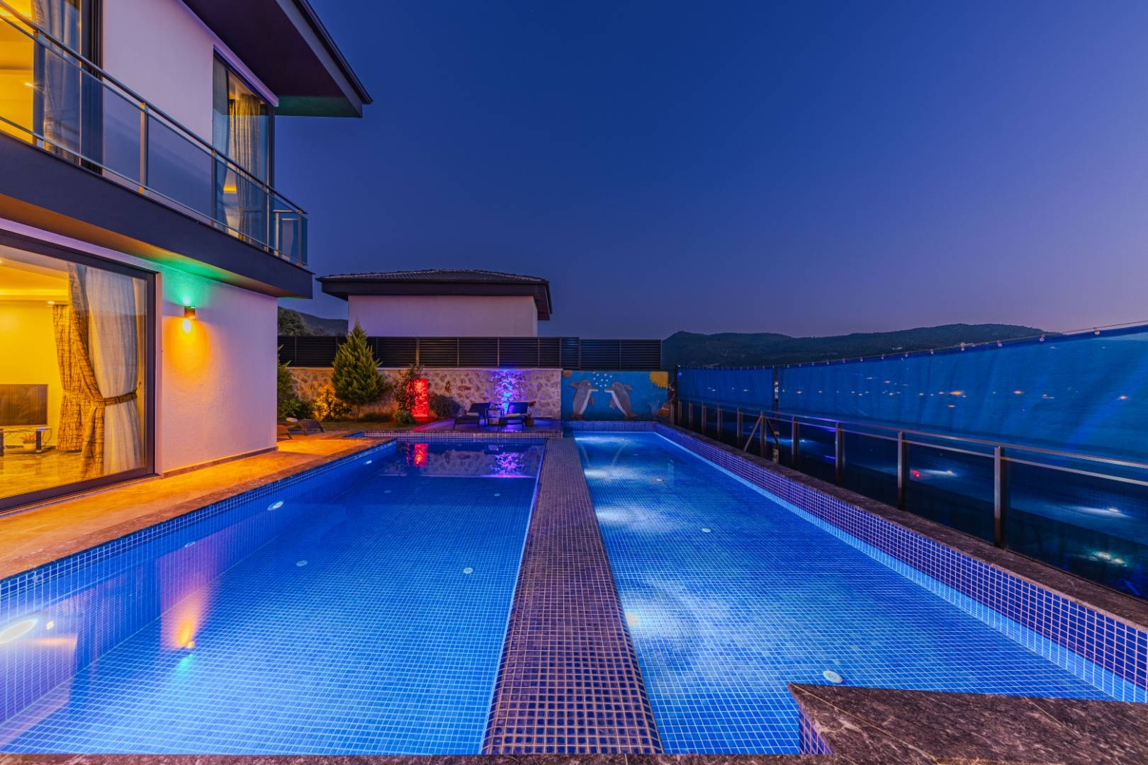 Kaş Yeşilköy'de Lüks Tasarımlı, Yetişkin ve Çocuk Havuzlu, Şık Villa