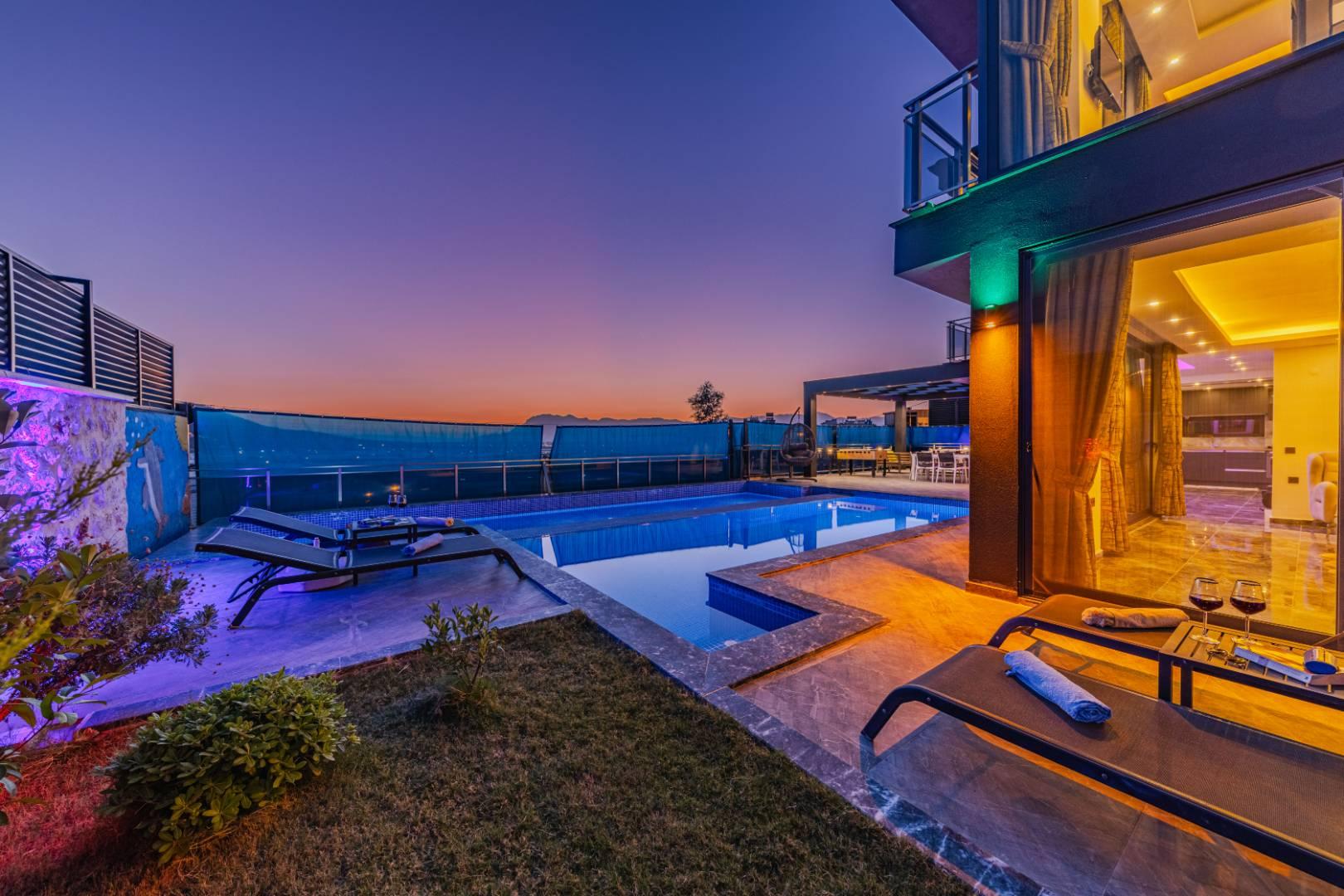 Kaş Yeşilköy'de Lüks Tasarımlı, Yetişkin ve Çocuk Havuzlu, Şık Villa-41179