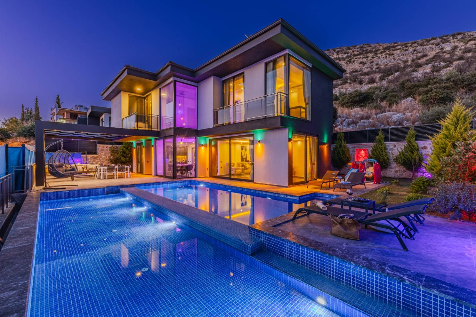 Kaş Yeşilköy'de Lüks Tasarımlı, Yetişkin ve Çocuk Havuzlu, Şık Villa