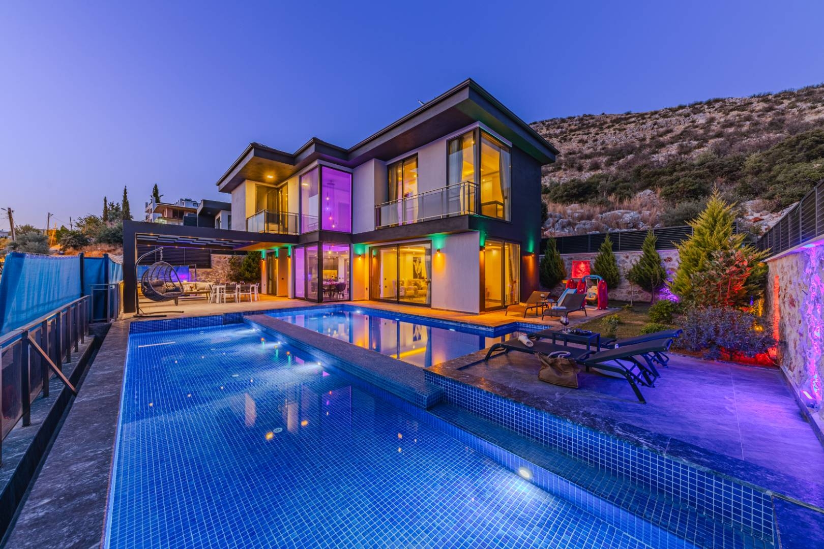 Kaş Yeşilköy'de Lüks Tasarımlı, Yetişkin ve Çocuk Havuzlu, Şık Villa