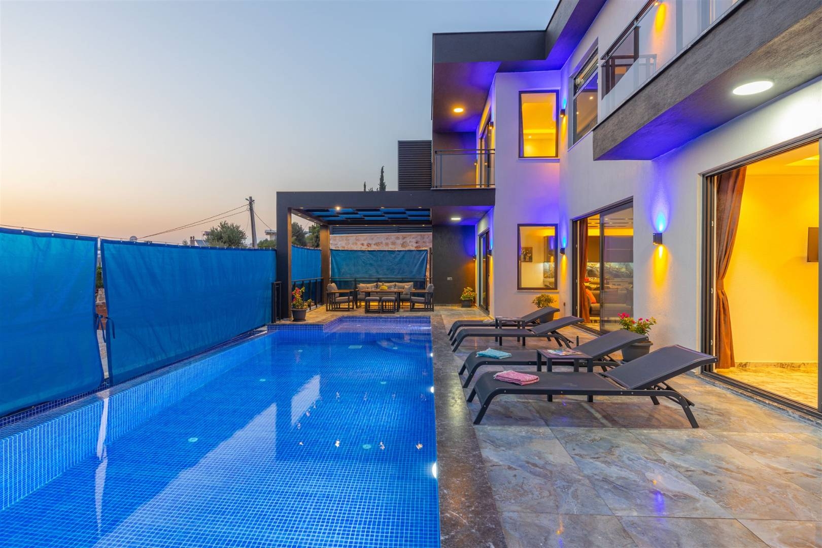 Kaş Yeşilköy'de Modern Tasarımlı, Özel Havuzlu, Hamam ve Saunalı Villa