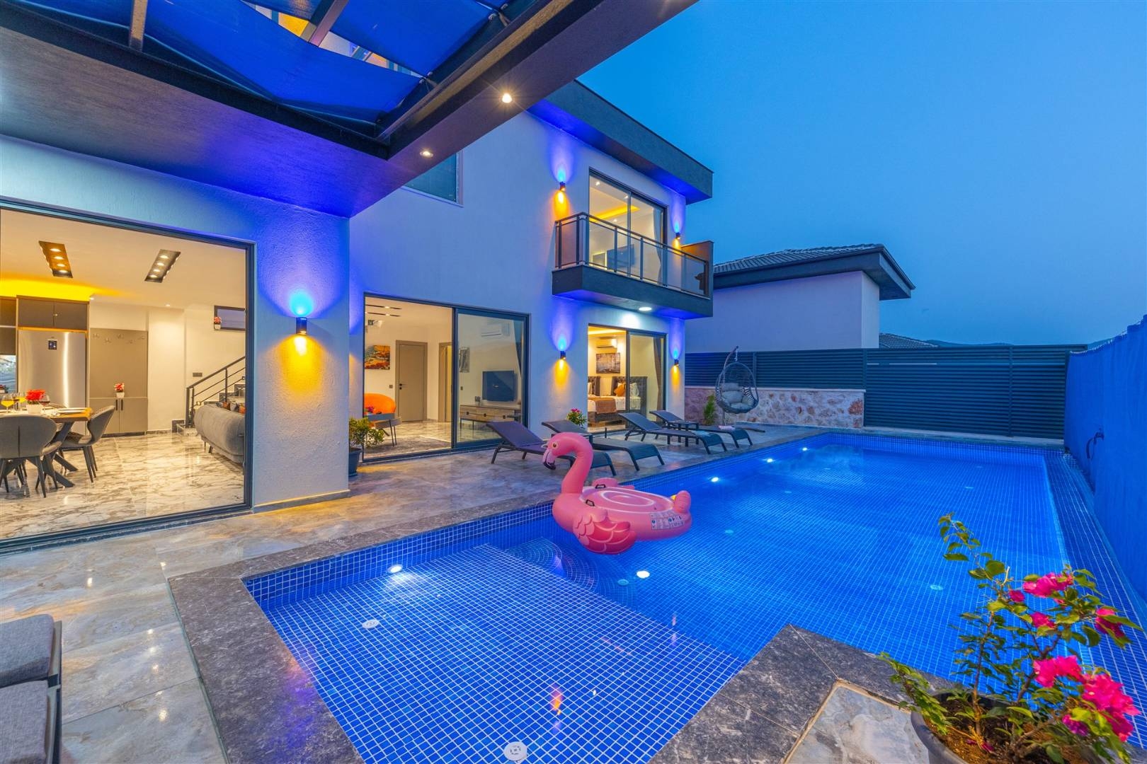 Kaş Yeşilköy'de Modern Tasarımlı, Özel Havuzlu, Hamam ve Saunalı Villa