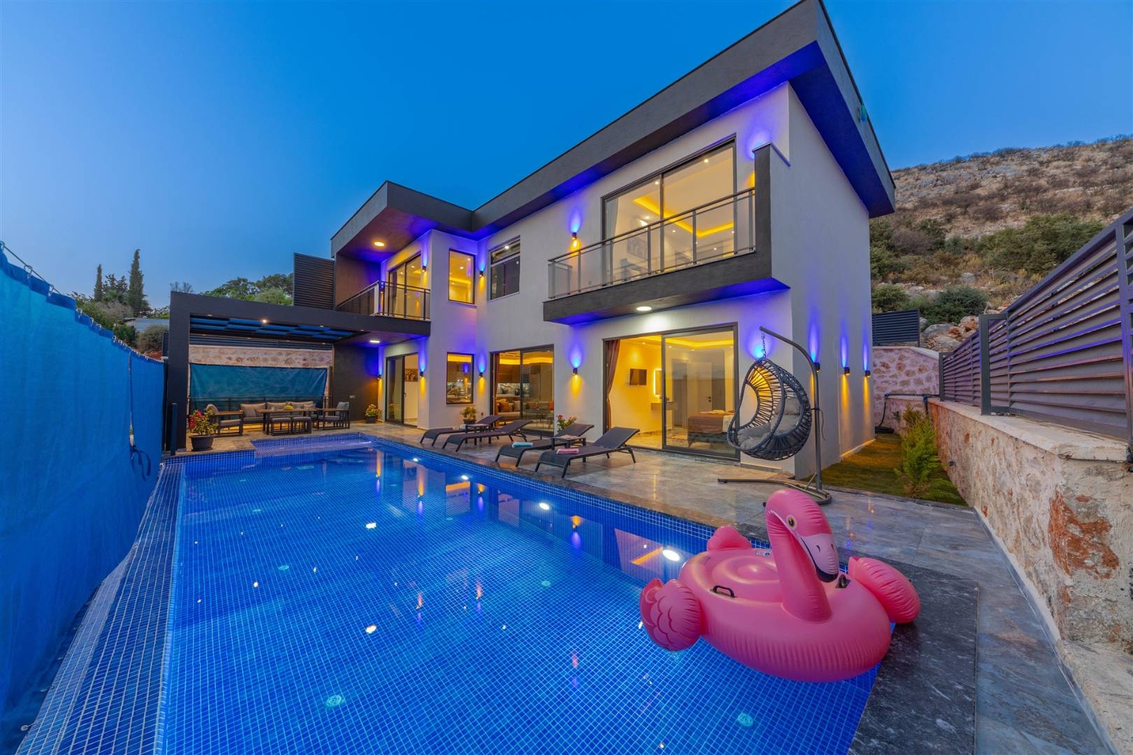 Kaş Yeşilköy'de Modern Tasarımlı, Özel Havuzlu, Hamam ve Saunalı Villa