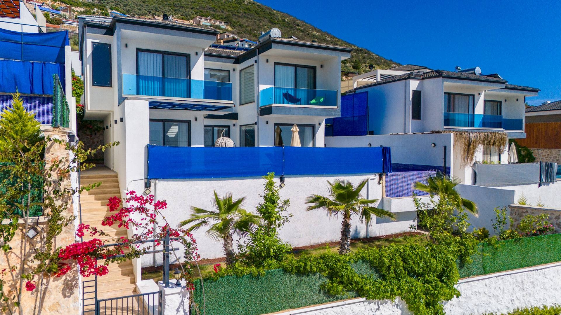 Kaş Yeşilköy'de Modern Tasarımlı, Özel Havuzlu, Jakuzili, Lüks Villa