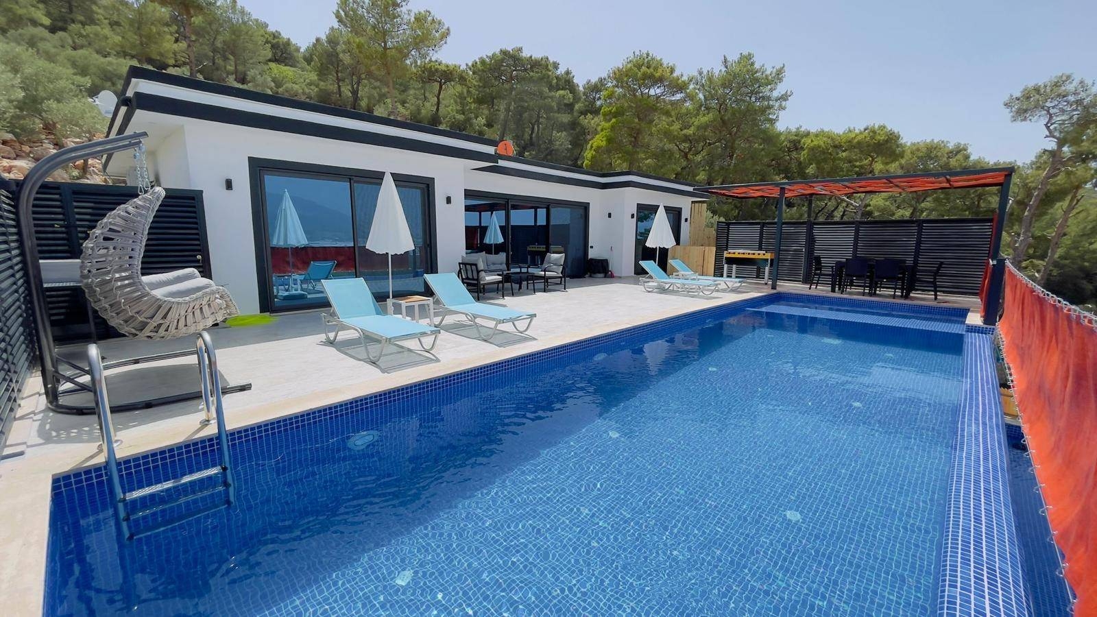 Kaş Yeşilköy'de Yeşillikler İçerisinde, Özel Havuzlu, Konforlu Villa