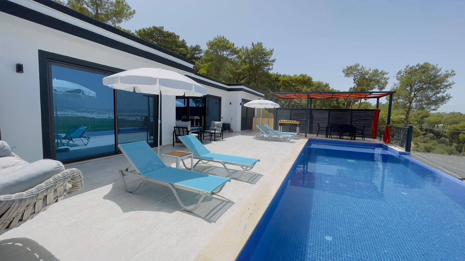 Kaş Yeşilköy'de Yeşillikler İçerisinde, Özel Havuzlu, Konforlu Villa