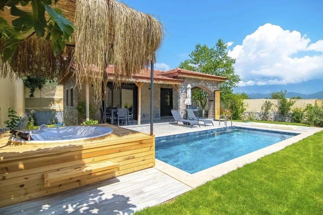 Fethiye Kayaköy'de Geniş Bahçeli, Özel Havuzlu, Jakuzili Villa