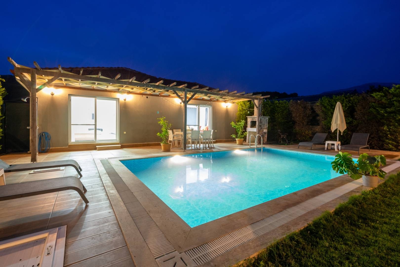 Muğla Fethiye'de Geniş Bahçeli, Özel Havuzlu, Modern Villa