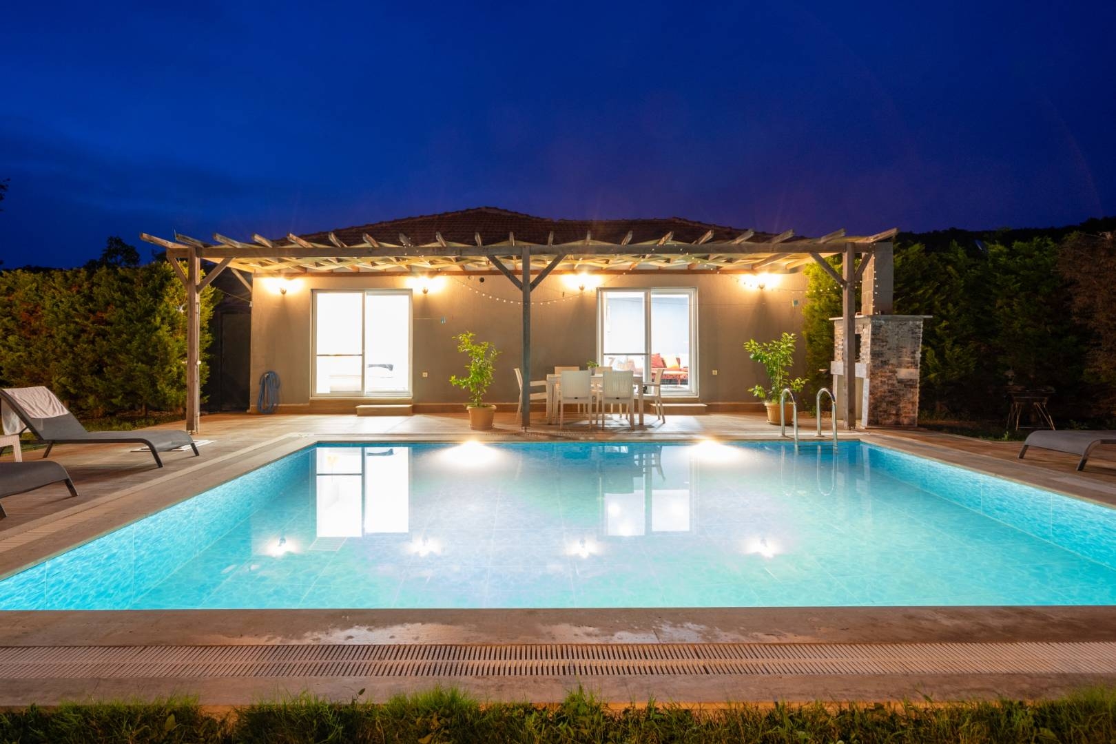 Muğla Fethiye'de Geniş Bahçeli, Özel Havuzlu, Modern Villa