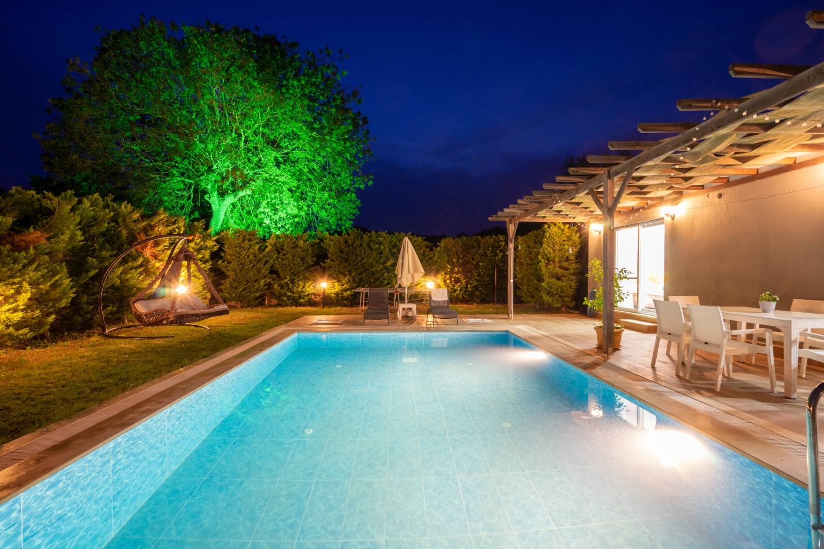 Muğla Fethiye'de Geniş Bahçeli, Özel Havuzlu, Modern Villa