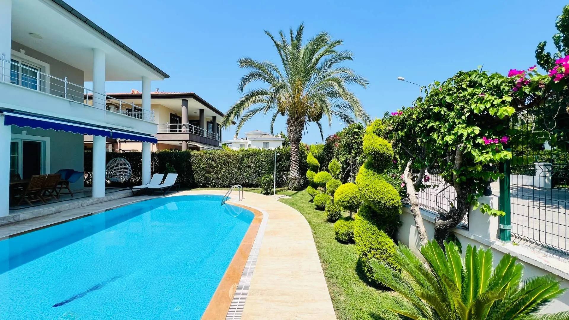 Kemer Çamyuva'da Plaja Yakın Konumda, Özel Havuzlu, Şık Villa