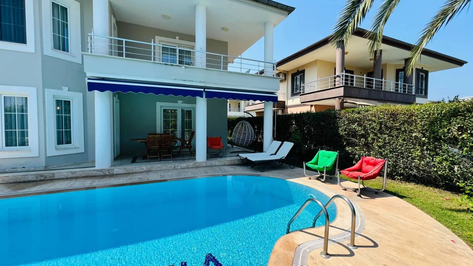 Kemer Çamyuva'da Plaja Yakın Konumda, Özel Havuzlu, Şık Villa