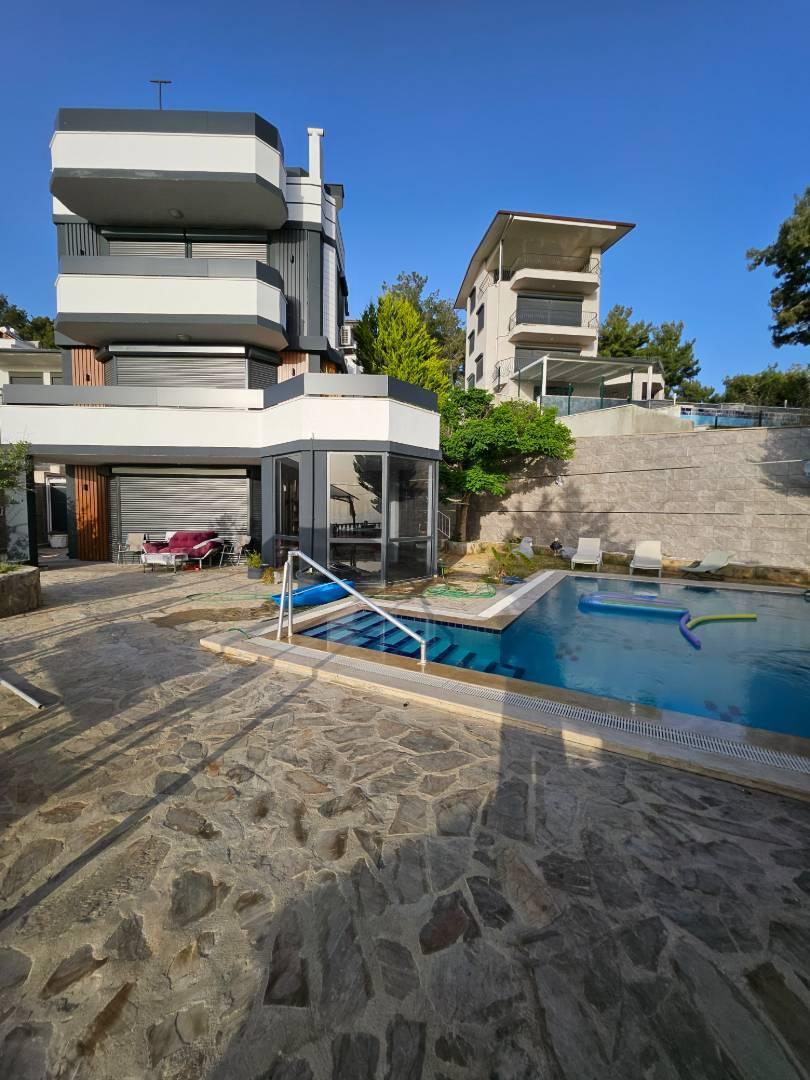 Kuşadası Soğucak'ta Merkezi Konumda, Özel Havuzlu, Lüks Villa-43650