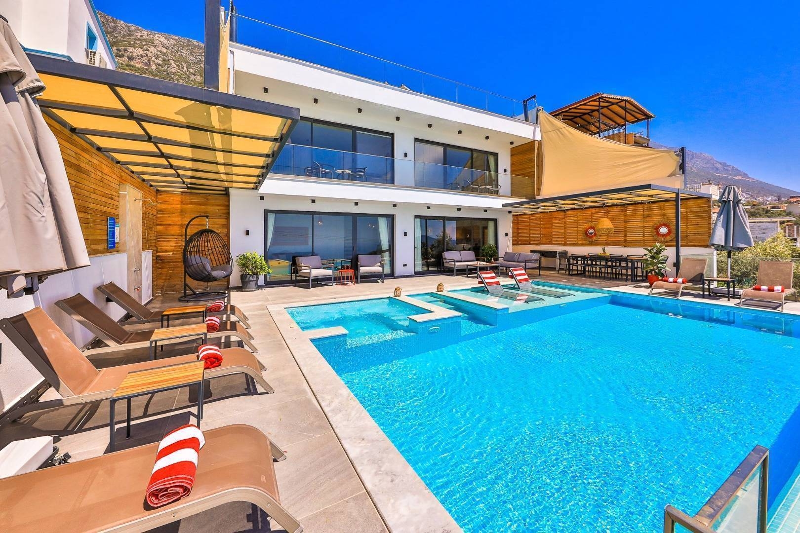 Kaş Kördere'de Deniz Manzaralı, Özel Havuzlu, Jakuzili Villa