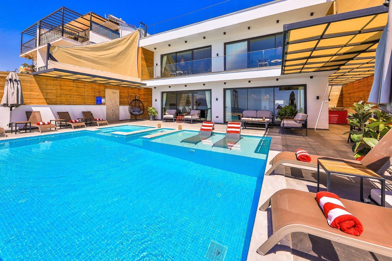Kaş Kördere'de Deniz Manzaralı, Özel Havuzlu, Jakuzili Villa