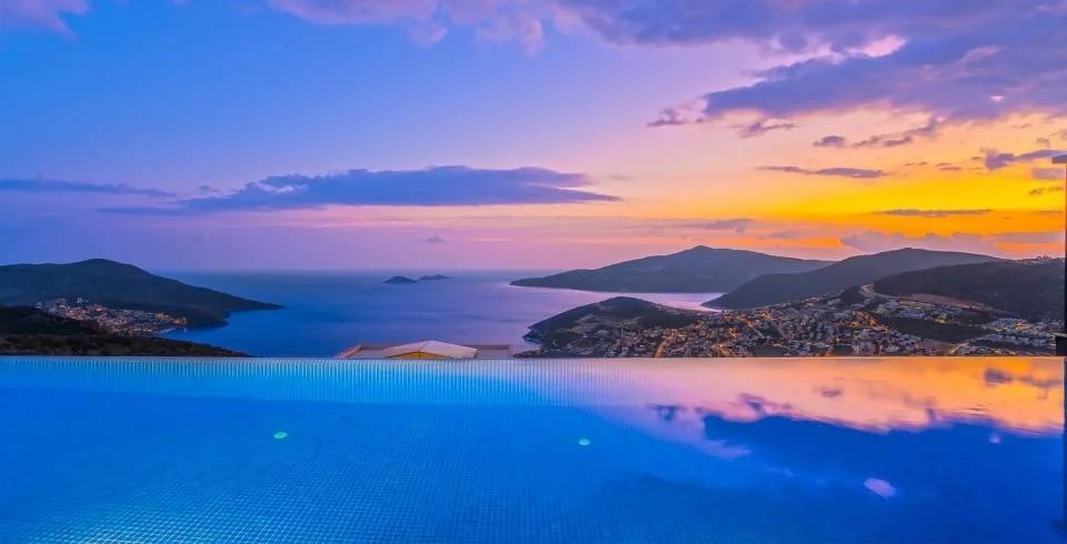 Kalkan Kördere'de Enfes Deniz Manzaralı, Sonsuzluk Havuzlu, 4+1 Villa