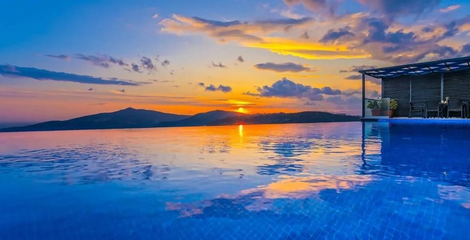 Kalkan Kördere'de Enfes Deniz Manzaralı, Sonsuzluk Havuzlu, 4+1 Villa