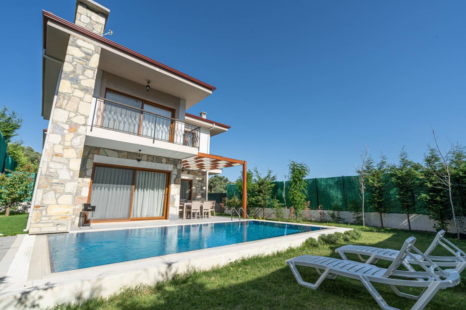 Kuşadası Caferli'de Geniş Ailelere Uygun, Özel Havuzlu, 3+1 Villa