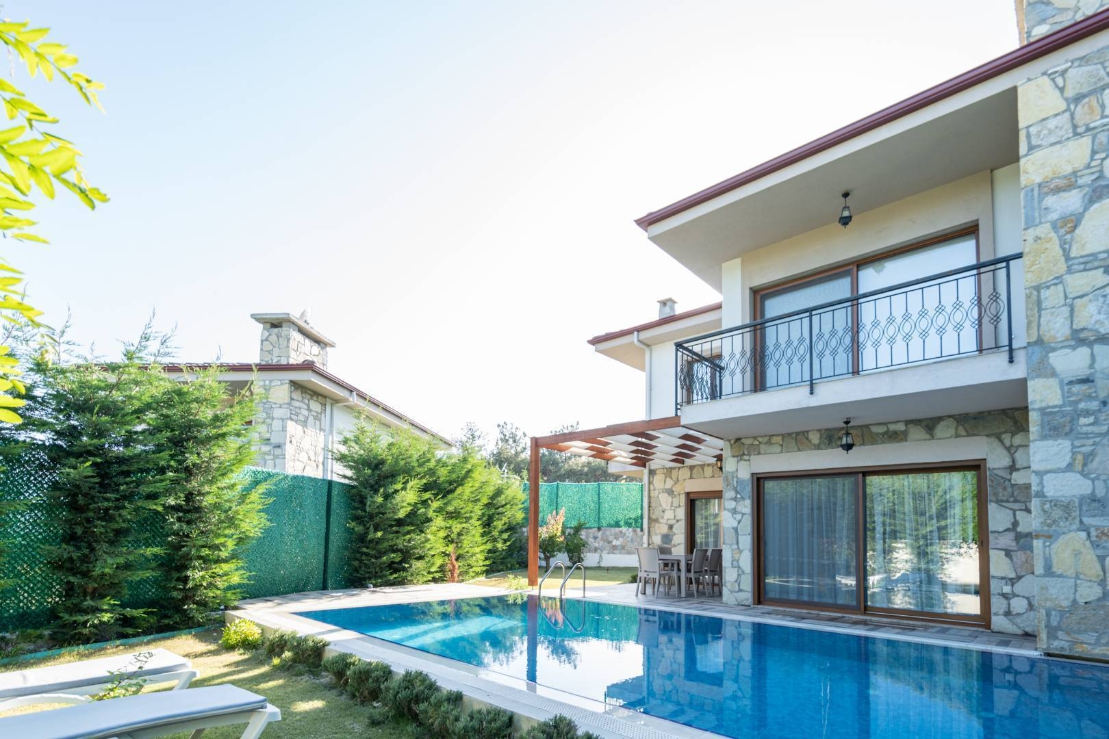 Kuşadası Caferli'de Geniş Ailelere Uygun, Özel Havuzlu, 3+1 Villa