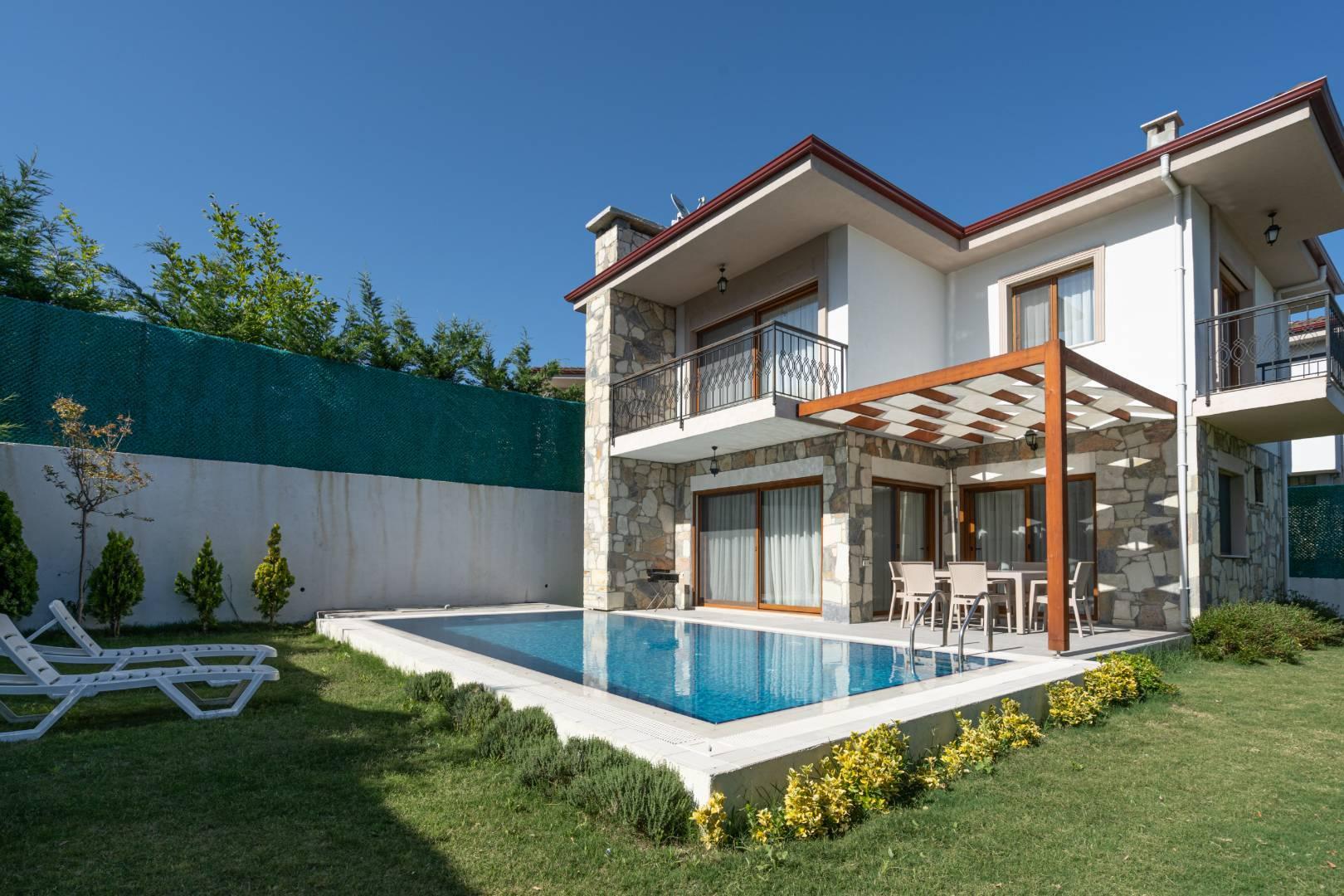 Kuşadası Caferli'de Geniş Ailelere Uygun, Özel Havuzlu, 3+1 Villa-42357