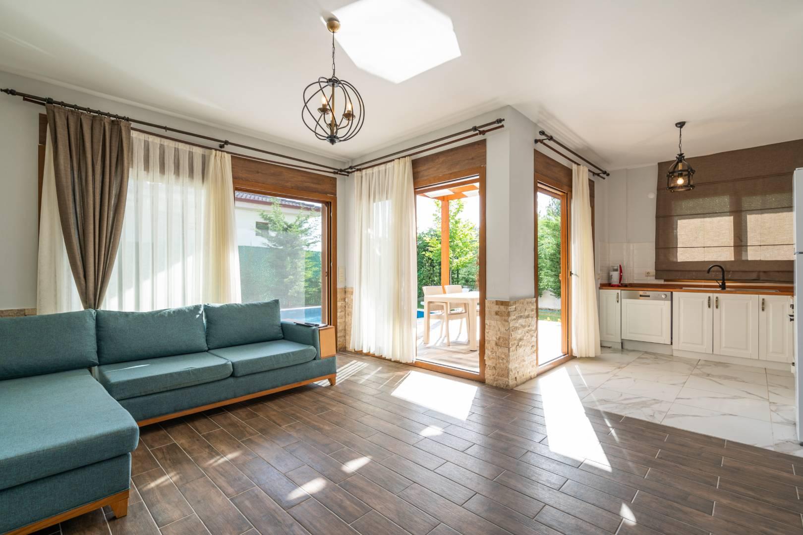 Kuşadası Caferli'de Geniş Ailelere Uygun, Özel Havuzlu, 3+1 Villa-42357