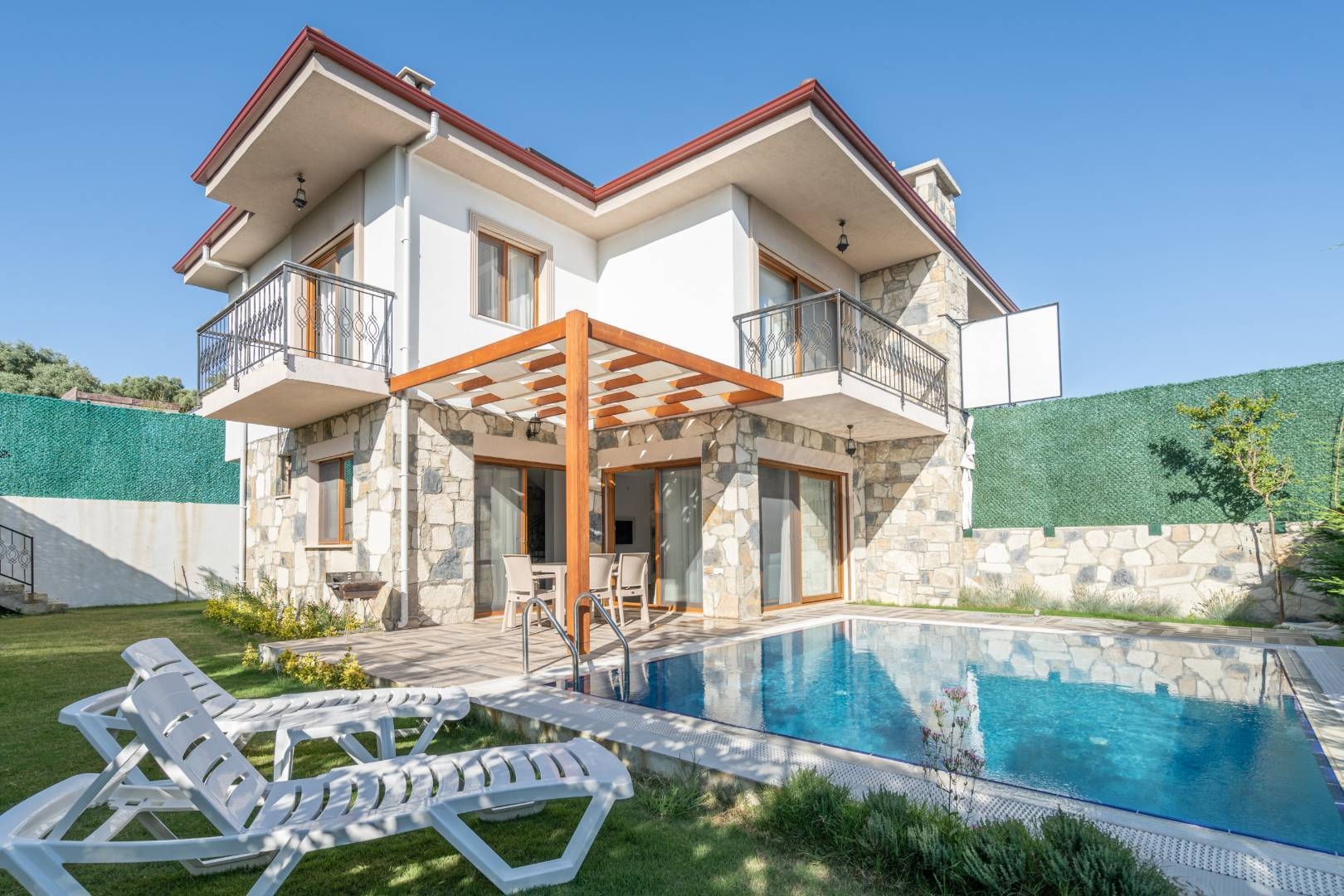 Kuşadası Caferli'de Sakin Konumda, Özel Havuzlu, Bahçeli Villa