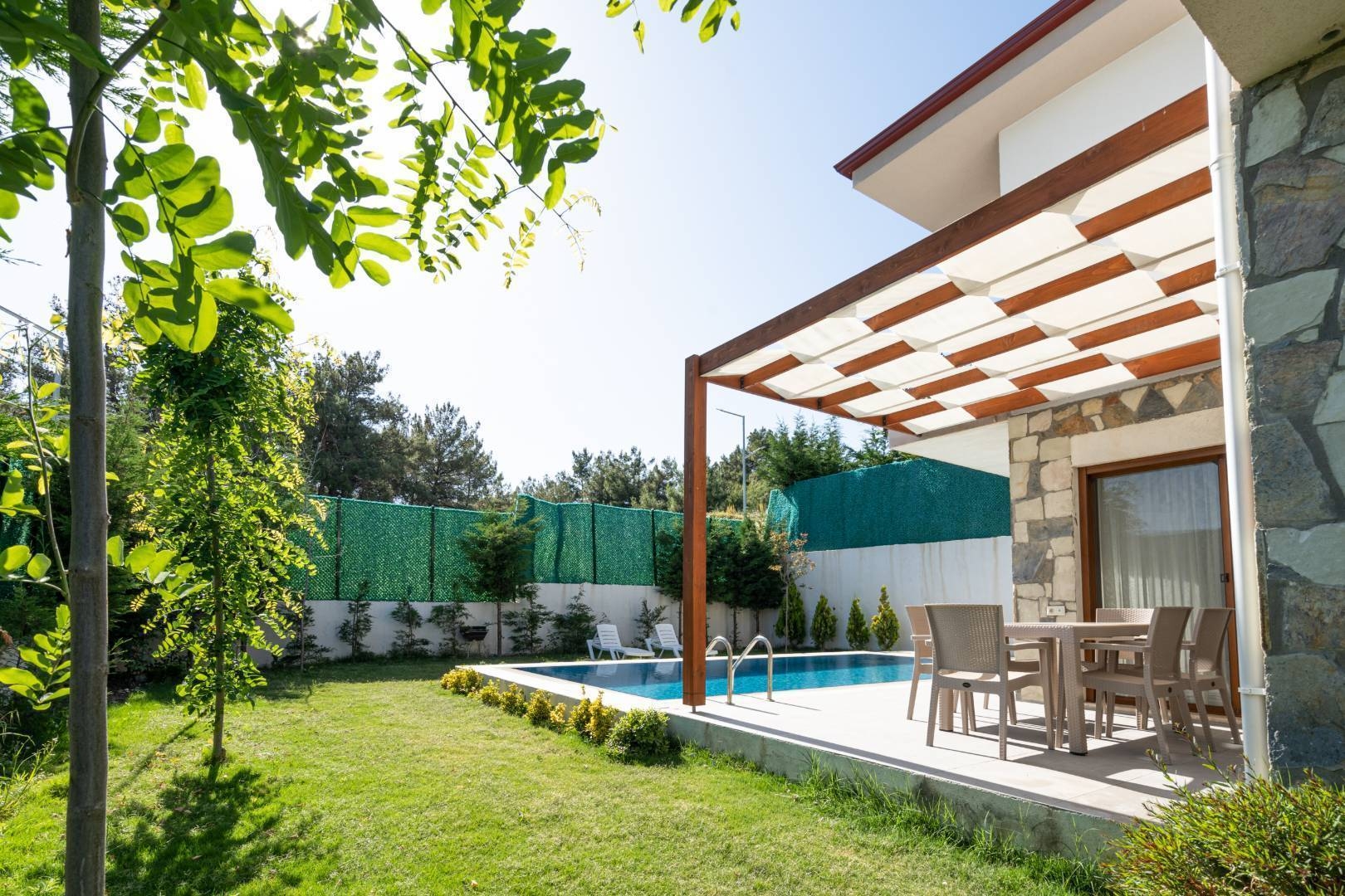 Kuşadası Caferli'de Sakin Konumda, Özel Havuzlu, Bahçeli Villa