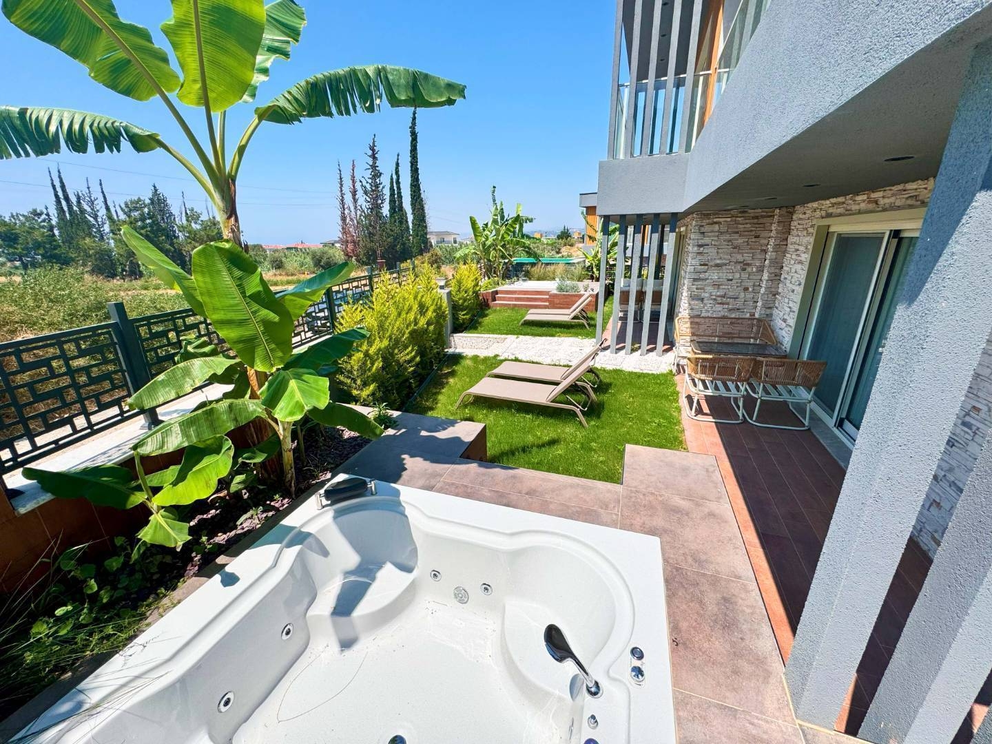 Kuşadası Davutlar'da Çekirdek Ailelere Uygun, Jakuzili, 3+1 Villa