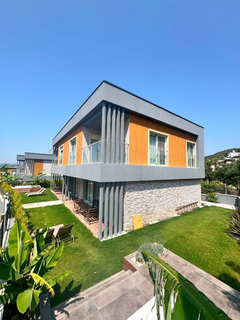 Kuşadası Davutlar'da Modern Tasarımlı, Geniş Bahçeli, Jakuzili Villa
