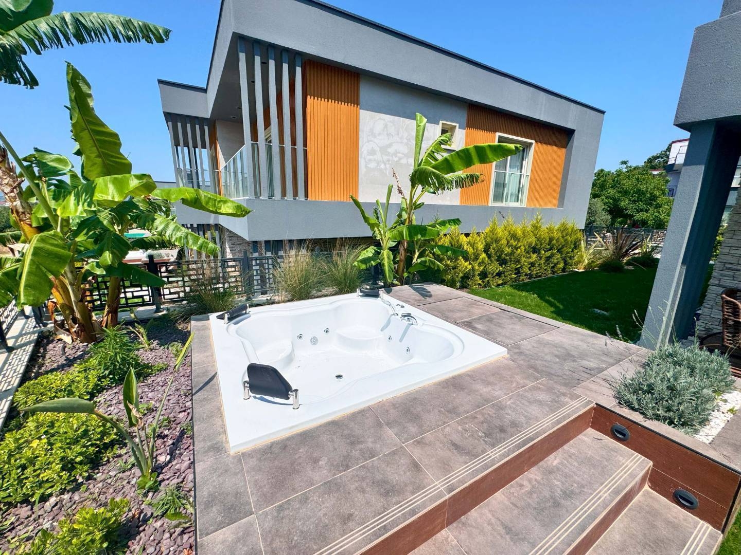 Kuşadası Davutlar'da Modern Tasarımlı, Geniş Bahçeli, Jakuzili Villa