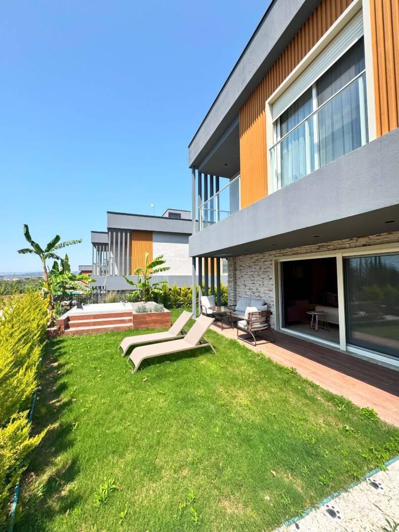 Kuşadası Davutlar'da Modern Tasarımlı, Geniş Bahçeli, Jakuzili Villa-42880