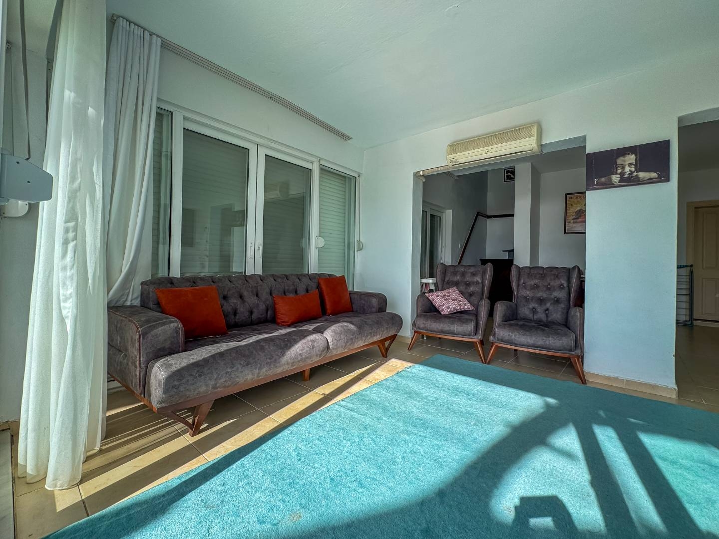 Kuşadası Davutlar'da Denize Sıfır, Kalabalık Ailelere Uygun, Şık Villa