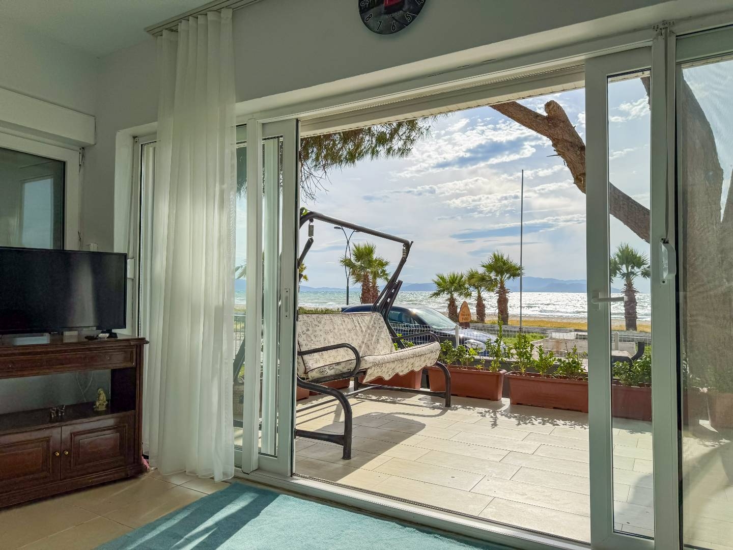 Kuşadası Davutlar'da Denize Sıfır, Kalabalık Ailelere Uygun, Şık Villa