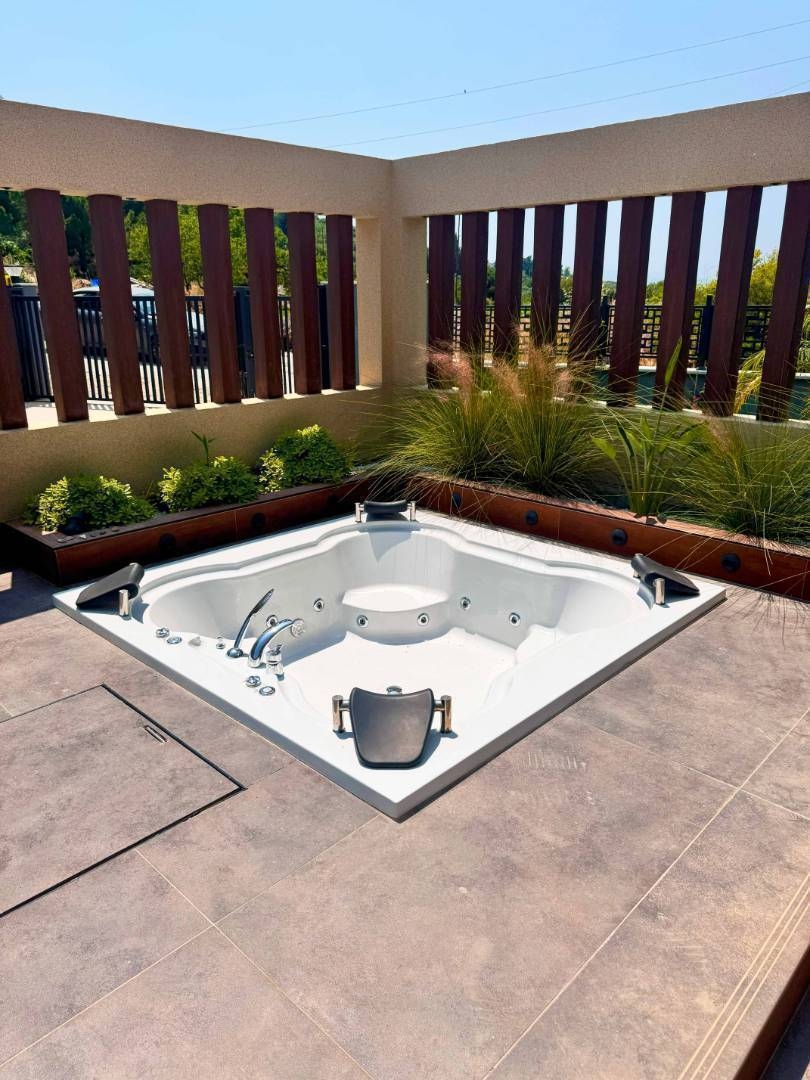 Kuşadası Davutlar'da Huzurlu Doğada, Jakuzili, Lüks Villa