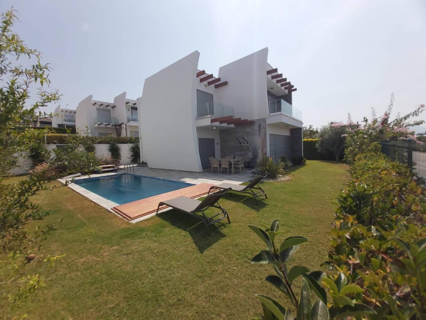 Kuşadası Değirmendere'de Barbekü Alanlı, Özel Havuzlu, Geniş Villa-43573