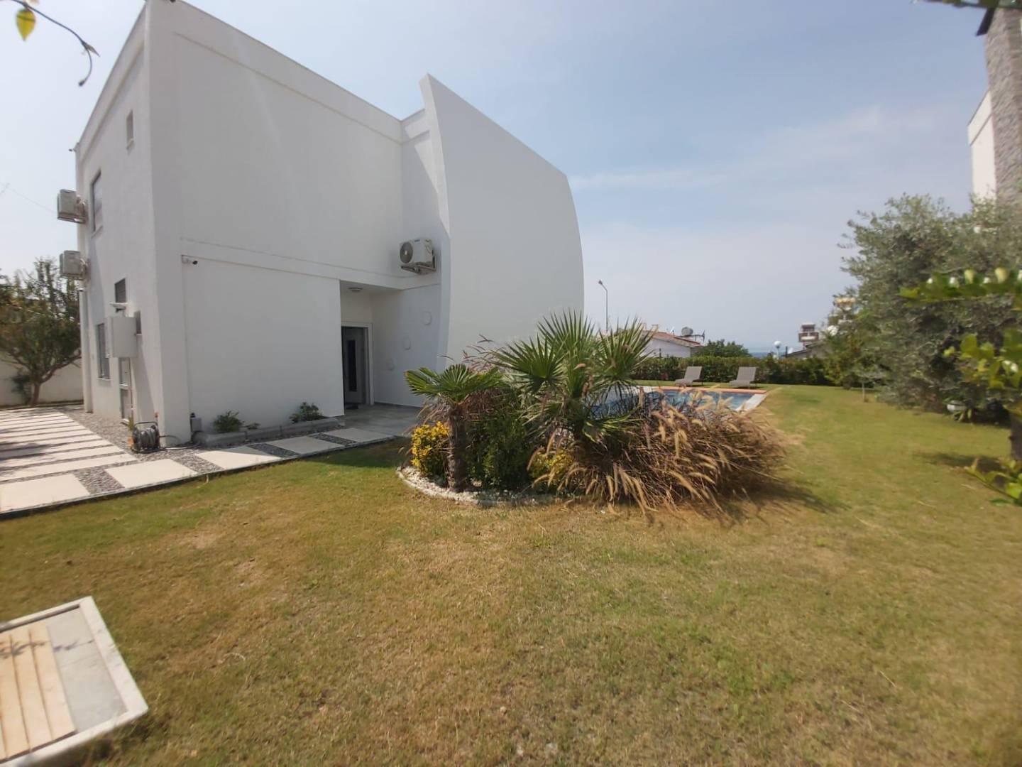 Kuşadası Değirmendere'de Barbekü Alanlı, Özel Havuzlu, Geniş Villa-43573