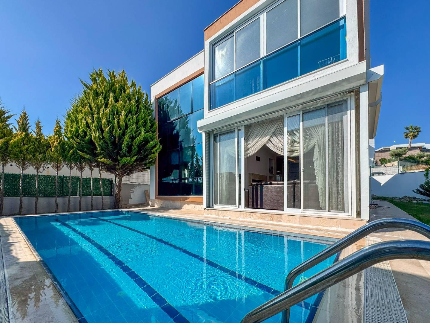 Kuşadası Değirmendere'de Merkezi Konumda, Özel Havuzlu, 4+1 Villa-42196