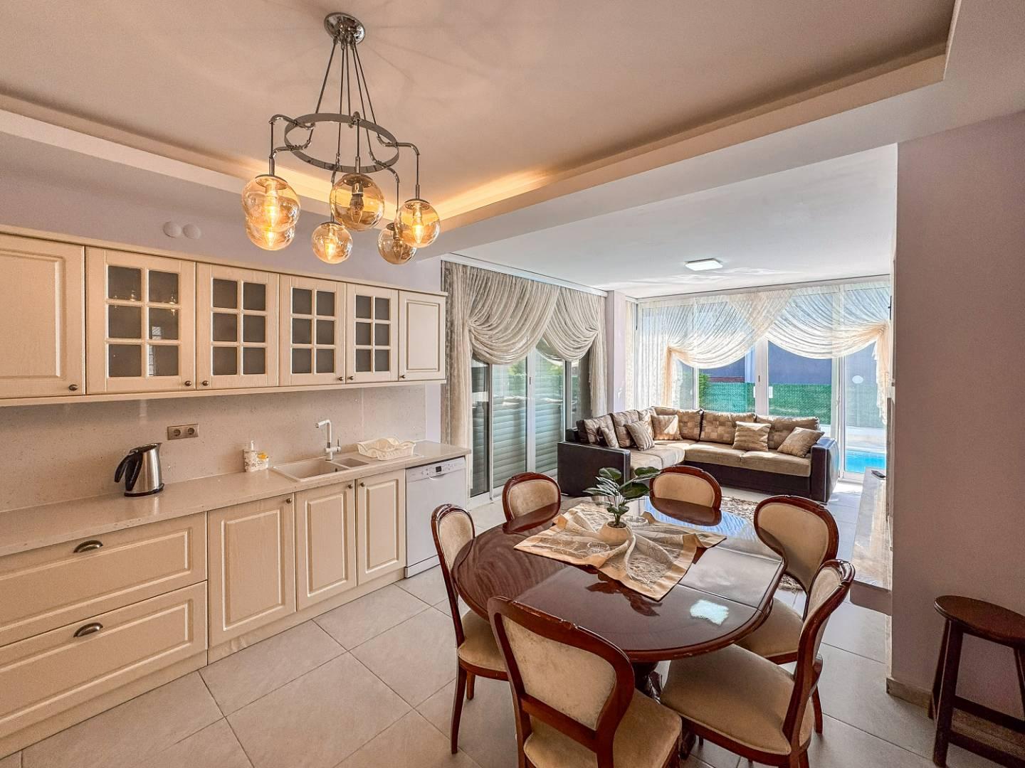 Kuşadası Değirmendere'de Merkezi Konumda, Özel Havuzlu, 4+1 Villa-42196