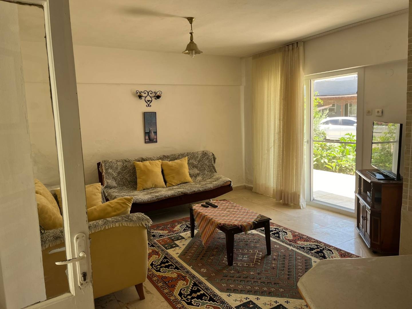 Kuşadası Güzelçamlı'da Denize Sıfır, 5 Kişilik, Konforlu Villa