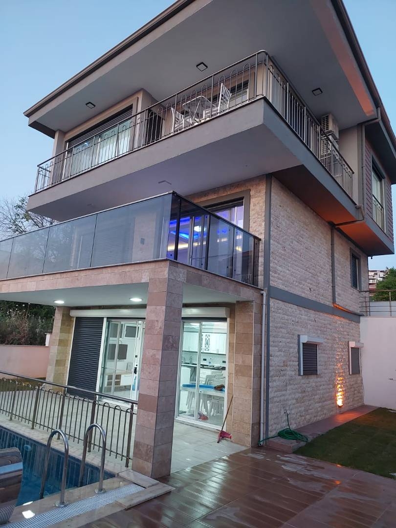 Kuşadası Güzelçamlı'da Merkeze Yakın, Özel Havuzlu, Şık Villa