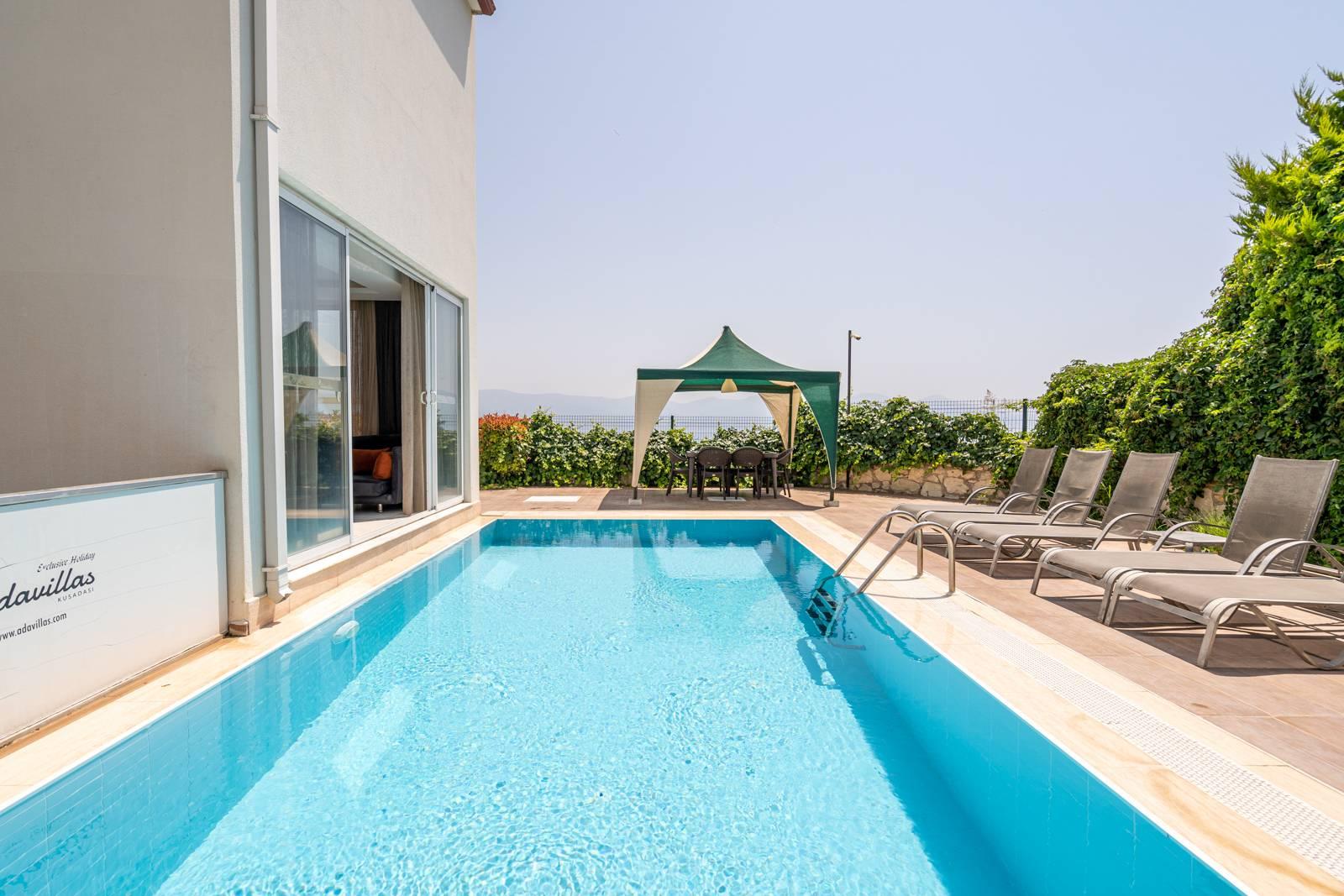 Kuşadası Kadınlar Denizi'nde Deniz Manzaralı, Özel Havuzlu, Lüks Villa-12718