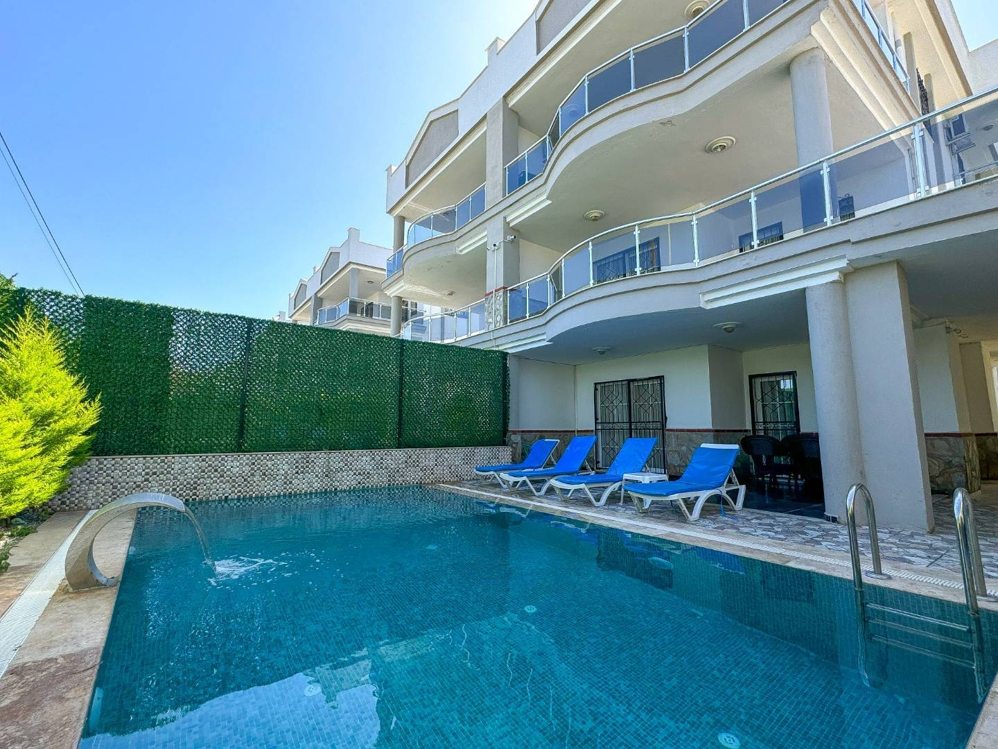 Aydın Kuşadası'nda Geniş Ailelere Uygun, Özel Havuzlu, Modern Villa